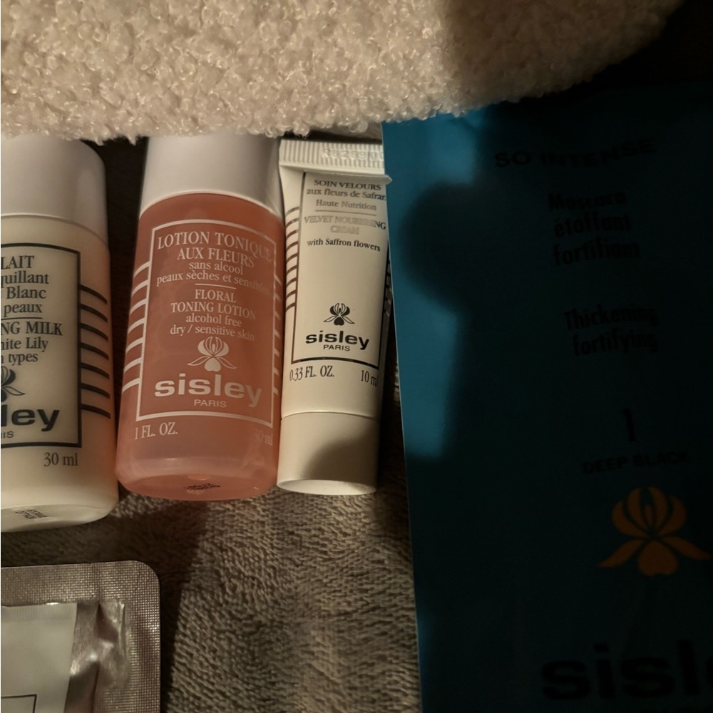 Sisley Les Eaux Rêvées Collection with Colorful Design - Picture 4 of 7